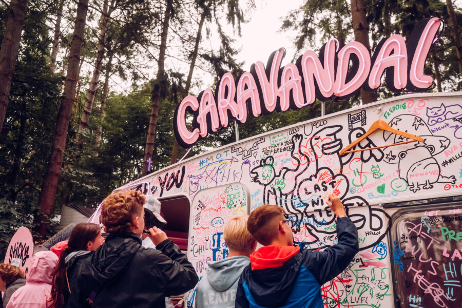 Children writing on Caravandal, 2025