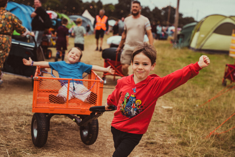 children dragging a wagon